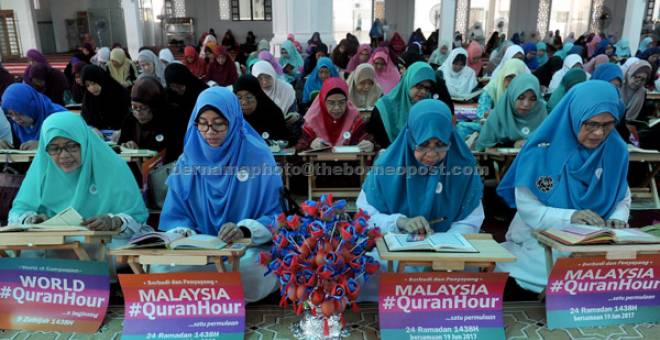 MERDU: Peserta wanita mengalunkan ayat-ayat suci al-Quran pada program Quran Hour di Masjid Sultan Iskandar Bandar Dato Onn di Johor Bahru semalam. — Gambar Bernama