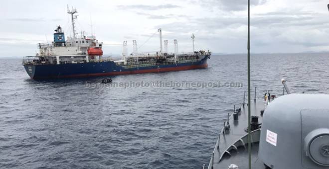 DISAMUN: Sebuah kapal tangki membawa minyak diesel milik syarikat Thailand disamun sekumpulan lelaki dipercayai lanun ketika berada di perairan luar Kuantan pada kira-kira 9 malam 23 Jun lepas. — Gambar Bernama