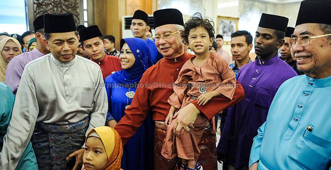 BUAT KENANGAN: Najib mendukung adik Sofea Qaisara pada Majlis Rumah Terbuka Aidilfitri Perdana Menteri dan Jemaah Menteri sempena 1 Syawal di Seri Perdana di Putrajaya. — Gambar Bernama