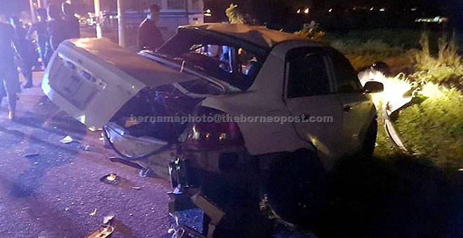 TRAGIK: Keadaan kereta yang terbabit dalam kemalangan selepas dua kenderaan bertembung di Jalan Kamunting Lama berhadapan Kem Sangro, dekat Taiping semalam. Dua penumpang maut manakala dua lagi cedera dalam kejadian 5.36 pagi itu. — Gambar Bernama