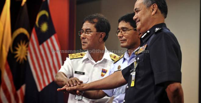 BANTERAS:  Zulkifli (tengah) bergambar bersama Anuwi (kiri) dan Abdul Rahim (kanan) selepas sidang media mengenai operasi bersepadu antara Maritim bersama Tentera Laut Diraja Malaysia dan Pasukan Polis Marin di Agensi Penguatkuasaan Maritim Malaysia semalam. — Gambar Bernama