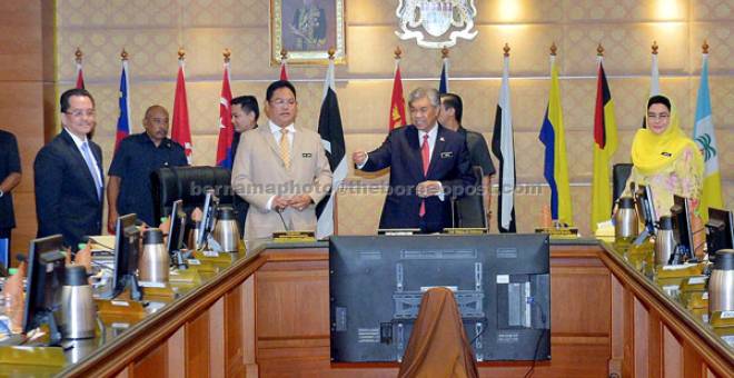 PENGERUSI MESYUARAT: Ahmad Zahid sebelum mempengerusikan Mesyuarat Majlis Negara Bagi Kerajaan Tempatan ke-71 di Bangunan Perdana Putra di Putrajaya, semalam. Turut hadir Menteri Kesejahteraan Bandar, Perumahan dan Kerajaan Tempatan, Tan Sri Noh Omar (depan, kiri) dan Timbalannya Datuk Halimah Sadique (kanan). — Gambar Bernama