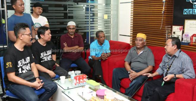 APA KHABAR: Sebahagian peserta konvoi bertanyakan khabar veteran Bernama ketika mengadakan lawatan ke Pejabat Biro Bernama Kelantan di Kota Bharu semalam. — Gambar Bernama 