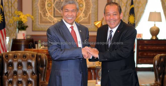 KUNJUNGAN HORMAT: Ahmad Zahid (kiri) ketika menerima kunjungan hormat Truong           di pejabatnya di Putrajaya semalam. — Gambar Bernama 