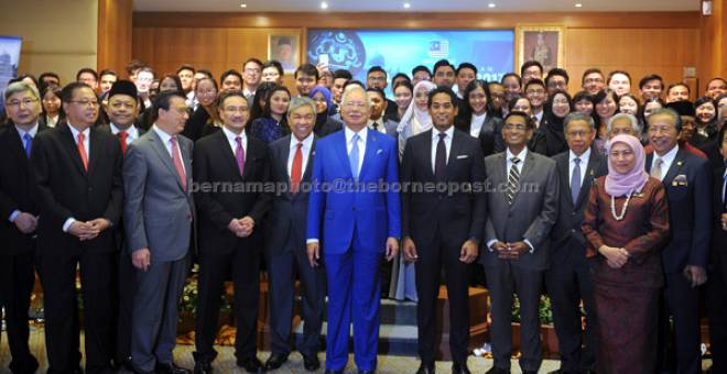 BUAT KENANGAN: Najib dan Timbalan Perdana Menteri Datuk Seri Dr Ahmad Zahid Hamidi bergambar bersama barisan menteri kabinet dan Felo Perdana pada majlis Felo Perdana 2017 di Bangunan Perdana Putra di Putrajaya, semalam. — Gambar Bernama