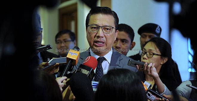 TAKLIMAT: Liow ketika sidang media selepas taklimat bersama waris mangsa pesawat MAS MH17 di Putrajaya semalam. — Gambar Bernama