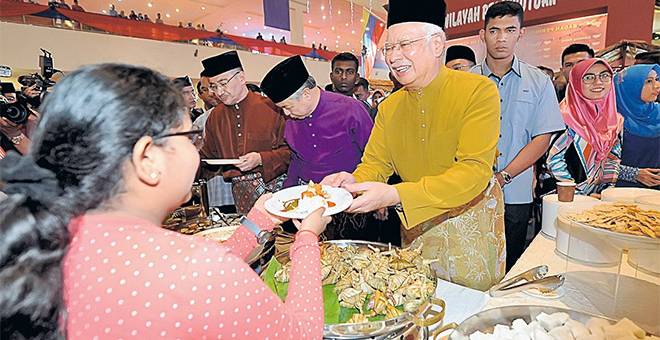 CERIA: Najib beramah mesra dengan orang ramai ketika Majlis Rumah Terbuka UMNO 2017 di Dewan Tun Razak Pusat Dagangan Dunia Putra (PWTC) dekat Kuala Lumpur, semalam. Turut hadir, Timbalan Perdana Menteri yang juga Naib Presiden UMNO Datuk Seri Dr Ahmad Zahid Hamidi dan Naib Presiden UMNO Datuk Seri Hishammuddin Tun Hussein. — Gambar Bernama