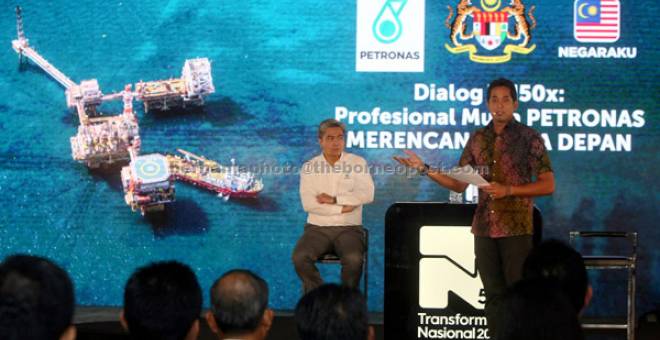 DIALOG: Khairy (kanan) pada Sesi Dialog TN 50X: Profesional Muda Petronas Merencana Masa Depan di sebuah hotel terkemuka semalam. — Gambar Bernama 
