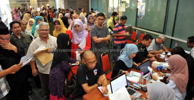 BUAT SEMAKAN: Orang ramai semalam menyerbu ruang pameran JANM yang dibuka di ruang legar Kementerian Sumber Asli dan Alam Sekitar di Putrajaya bagi pameran dan semakan WTD susulan tular mengenai perkara tersebut di media sosial. — Gambar Bernama