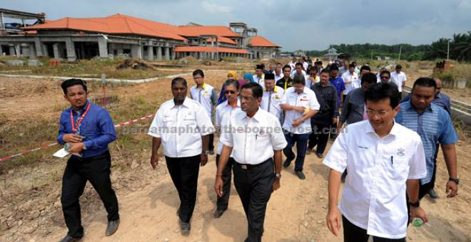 BUAT TINJAUAN: Dr Subramaniam (tengah) melihat projek Hospital Bera yang terbengkalai di Bera, semalam. Projek yang bermula pada 2012 itu sepatutnya siap pada 2016 lalu menyebabkan kontraktor baharu dilantik bagi menyiapkan Hospital Bera yang dijangka siap kurang dari dua tahun. — Gambar Bernama