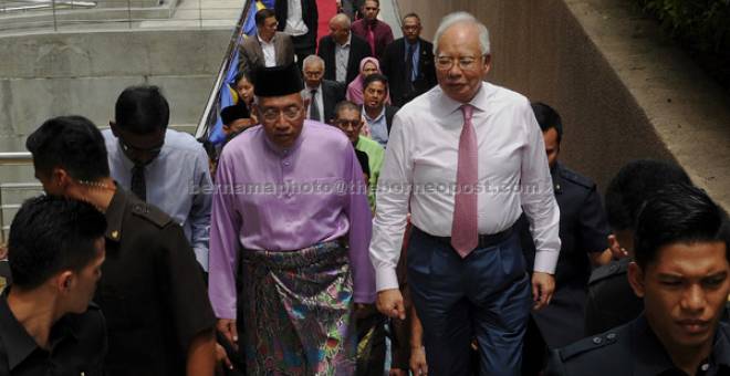 TURUT DIJEMPUT: Najib diiringi Mahdzir ketika hadir pada Majlis Ramah Mesra Aidilfitri Kemen-terian Pendidikan di Putrajaya, semalam. — Gambar Bernama