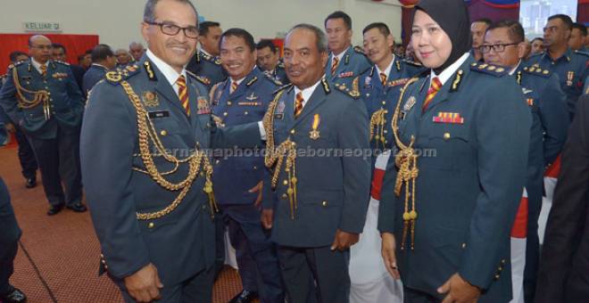 TAHNIAH: Wan Mohd Nor bersama penerima Pingat Ketua Pengarah Bomba, Ahmad Izram Osman (dua kanan) yang merupakan Penolong Kanan Pesuruhjaya Bomba dari Bahagian Perancangan dan Penyelidikan JBPM pada majlis Istiadat Pengurniaan Pingat Kebesaran JBPM 2016 di Ibu Pejabat JBPM di Putrajaya, semalam. — Gambar Bernama