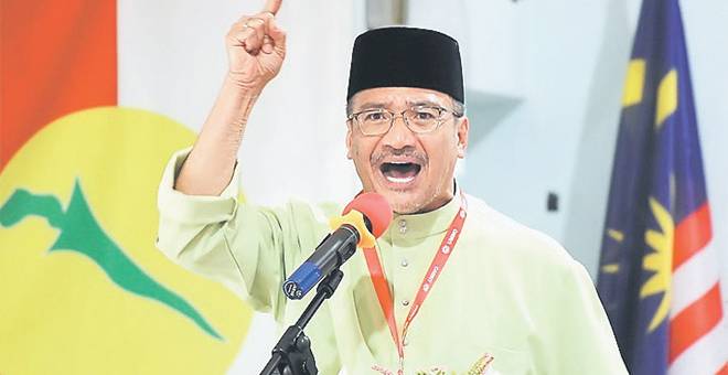 AMANAT: Hishammuddin menyampaikan ucapan ketika merasmikan Mesyuarat Perwakilan UMNO Bahagian Cameron Highlands 2017 di Dewan UMNO Cameron Highlands Felda Sungai Koyan, dekat Lipis, semalam. — Gambar Bernama