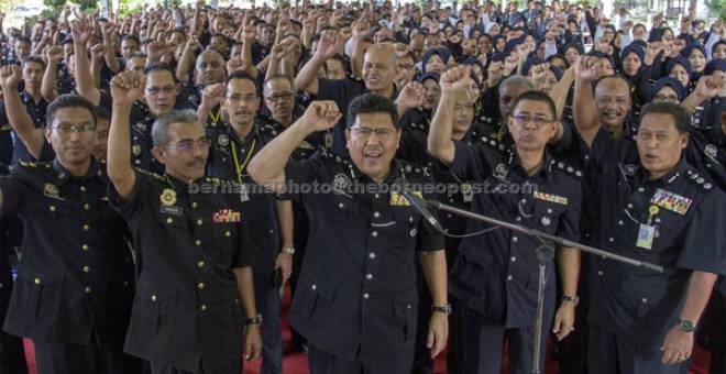 TEGAS: Timbalan Ketua Polis DiRaja Malaysia (PDRM) Kelantan Senior Asisten Komisioner Din Ahmad (tengah) bersama pegawai melaungkan ‘Tok Sir Rasuah Lapor Rasuah’ pada Majlis Ikrar Bebas Rasuah (IBR) PDRM Peringkat Negeri Kelantan di Ibu Pejabat Polis Kontinjen negeri dekat Kota Bharu, semalam. — Gambar Bernama