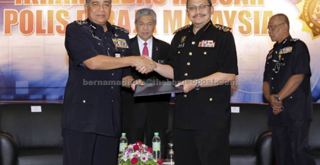 IKRAR: Khalid bersalaman bersama Dzulkifli selepas Majlis Menandatangani Ikrar Bebas Rasuah (IBR) di Dewan Tan Sri Khalid Abu Bakar Pusat Latihan Polis (PULAPOL) di Kuala Lumpur semalam. Turut menyaksikan majlis tandatangan itu Timbalan Perdana Menteri merangkap Menteri Dalam Negeri Datuk Seri Dr Ahmad Zahid Hamidi. — Gambar Bernama