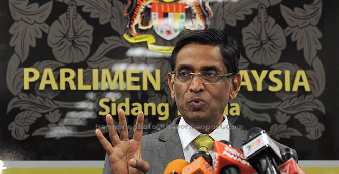 JAWAB PERTANYAAN: Dr Subramaniam ketika ditemu bual wartawan pada persidangan Dewan Rakyat di Bangunan Parlimen di Kuala Lumpur, semalam. — Gambar Bernama