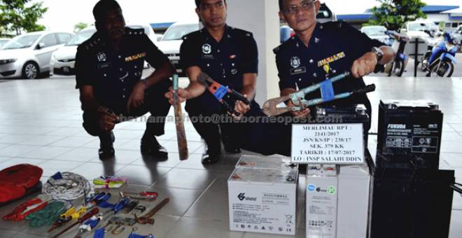 PERALATAN MENCURI: Arshad (kanan) menunjukkan peralatan yang digunakan dalam pencuri bateri pencawang telekomunikasi ketika mengadakan sidang media di Jasin, semalam. — Gambar Bernama