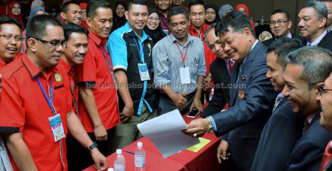 MESRA: Mohd Shaman (tiga kanan) beramah mesra dengan ahli jawatankuasa tertinggi dan ahli kesatuan selepas merasmikan Persidangan Perwakilan Dwitahunan kali ke-13 Kesatuan Kebangsaan Pembantu Tadbir Kesihatan Semenanjung Malaysia (KEPTAKES) semalam. — Gambar Bernama