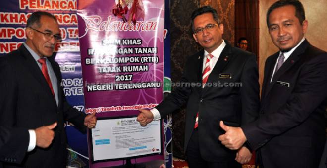 UNTUK RAKYAT: Ahmad Razif (dua kanan) menunjukkan tanda bagus ketika melancarkan                          Skim Khas Rancangan Tanah Berkelompok (RTB) Tapak Rumah 2017 di Hulu Terengganu  semalam. — Gambar Bernama