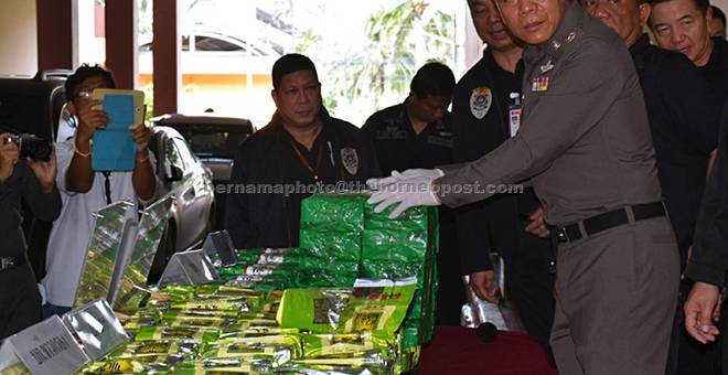 TUMPAS: Polis Anti-Dadah Thailand menumpaskan cubaan menyeludup 400kg dadah jenis ‘Ice’ bernilai RM100 juta (804 juta Baht) dan menahan 11 anggota sindiket termasuk tiga anggota penting di Hatyai pada 31 Julai lalu. — Gambar Bernama
