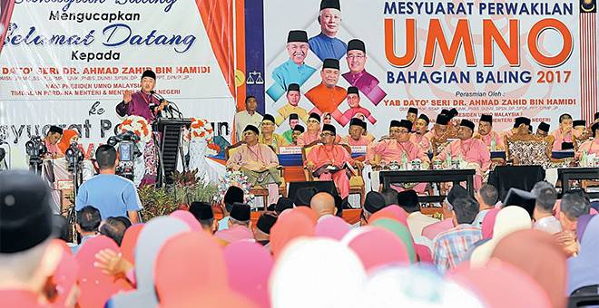 AMANAT: Ahmad Zahid berucap merasmikan Persidangan Perwakilan UMNO Bahagian Baling 2017 di Kompleks Rakan Muda Batu 42 Pulai dekat Baling, semalam. — Gambar Bernama