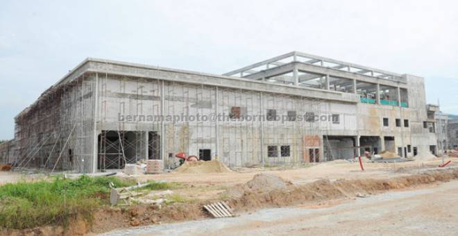 DITUNGGU-TUNGGU: Projek pembinaan Hospital Rembau di Chembong yang sedang dalam pembinaan dekat Rembau. — Gambar Bernama
