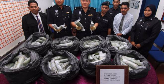 BAHAN BUKTI: Mohd Sohaimi (tiga kiri) menunjukkan antara 500 kg daum ketum yang dirampas bernilai RM20,000 di KM 41 Jalan Gerik -Jeli pada sidang media di Ibu Pejabat Polis Gerik dekat Gerik, semalam. — Gambar Bernama