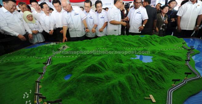 PROJEK IKONIK: Najib (tujuh kiri) bersama Kaunselor Negara China, Wan Yong (enam kiri) melihat replika laluan Rangkaian Rel Pantai Timur (ECRL) selepas menyempurnakan majlis pecah tanah projek ikonik itu di Kuantan semalam. — Gambar Bernama