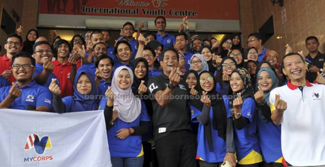 MISI KEMANUSIAAN: Khairy (tengah) bergambar dengan sebahagian 40 sukarelawan MyCorps yang akan menyertai misi ke Asia Selatan pada majlis bersama Menteri di Pusat Belia Antarabangsa di Kuala Lumpur, semalam. Sukarelawan MyCorps ke Sri Langka dan Bangladesh akan melaksanakan tugas kemanusiaan kepada penduduk setempat yang terjejas akibat bencana alam serta memberi semangat akibat kesan peperangan yang dialami. — Gambar Bernama