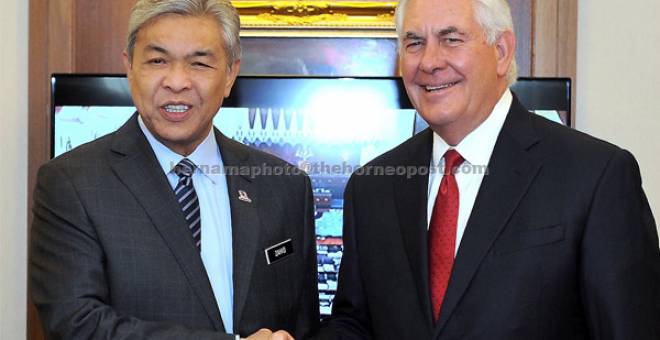 SELAMAT DATANG: Ahmad Zahid (kiri) menerima kunjungan hormat Tillerson di Bangunan Parlimen di Kuala Lumpur, semalam. Tillerson memulakan lawatan kerja dua hari ke Malaysia pada Selasa. — Gambar Bernama