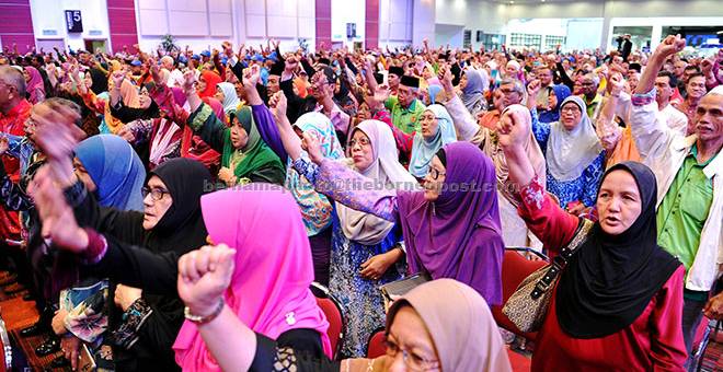 BERSEMANGAT: Pesara-pesara bersemangat mendengar ucapan Ahmad Zahid pada Perhimpunan 1Pesara Malaysia 2017 di Taman Ekspo Pertanian Malaysia (MAEPS) semalam. — Gambar Bernama