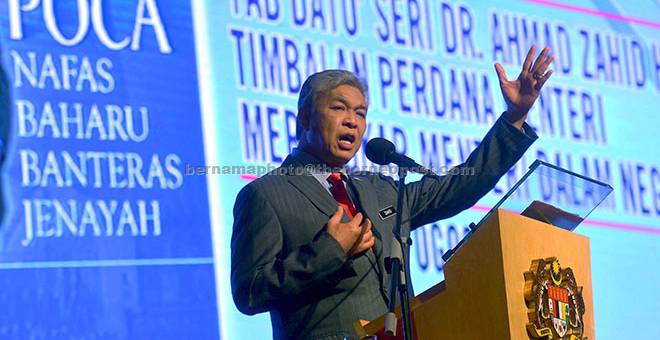 AMANAT: Ahmad Zahid menyampaikan ucapan pada majlis pelancaran buku POCA:Nafas Baharu Banteras Jenayah di Putrajaya, semalam. — Gambar Bernama