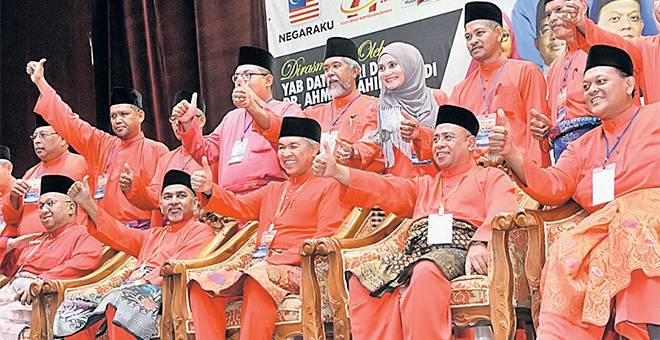 UNTUK ALBUM: Ahmad Zahid ceria bergambar bersama kepimpinan UMNO Bukit Gantang selepas perasmian Persidangan Perwakilan UMNO Bahagian Bukit Gantang di Dewan Majlis Pembandaran Taiping (MPT), dekat Taiping, semalam. Turut hadir Ketua UMNO Bahagian Bukit Gantang Datuk Syed Abu Hussin Syed Abdul Fasal (duduk dua kiri). — Gambar Bernama