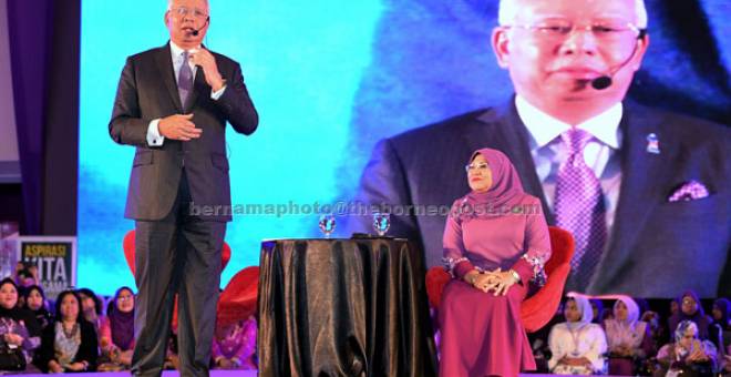 BERKONGSI IDEA: Najib (kiri) berucap pada Sambutan Hari Wania Kebangsaan dan Dialog TN50 di ibu negara semalam. Turut hadir Rohani. — Gamabr Bernama