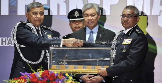 SAKSI: Ahmad Zahid (tengah) menyaksikan penyerahan tongkat kuasa daripada Khalid kepada Mohamad Fuzi (kanan) pada majlis serah terima tugas — Gambar Bernama