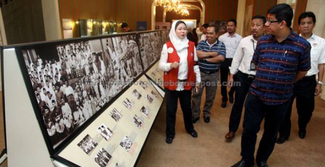 MENAMBAH ILMU PENGETAHUAN: Pengunjung melihat pameran kisah-kisah penubuhan negeri-negeri Melayu Bersekutu ketika sambutan Pameran Jalan Merdeka. — Gambar Bernama