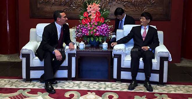 BINCANG: Hishammuddin mengadakan pertemuan dengan Setiausaha Suruhanjaya Politik Pusat Hal Ehwal Perundangan Parti Komunis China, Meng Jianzhu di Beijing, semalam. — Gambar Bernama
