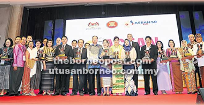 Dato’ Sri Ismail Sabri Yaakob (tengah) bergambar bersama para pemenang Anugerah Kepimpinan ASEAN Kali Ke-3.