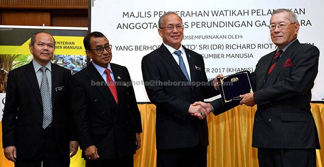 TAHNIAH: Richard Riot (dua kanan) menyampaikan watikah pelantikan kepada Steve (kanan) pada Majlis Penyerahan Watikah Pelantikan kepada Anggota Majlis Perundingan Gaji Negara Tahun 2017-2020 di sebuah hotel terkemuka di ibu negara semalam. Turut sama Ismail (dua kiri) dan Dr Mohd Gazali (kiri). — Gambar Bernama