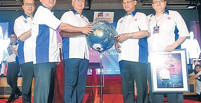 RASMI: Najib un merasmikan Persidangan Belia Cina Malaysia selepas mengadakan dialog Transformasi Nasional 2050 (TN50) di Wisma Huazong dekat Kuala Lumpur, semalam. Turut kelihatan Liow (kiri). — Gambar Bernama