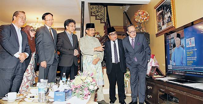 FOKUS: Musa (tiga kanan) bersama Menteri Kabinet negeri melihat pembentangan Bajet 2018 yang di sampaikan oleh Perdana Menteri Malaysia Datuk Seri Najib Tun Razak melalui televisyen di kediaman rasminya di Sri Gaya dekat Kota Kinabalu, semalam. — Gambar Bernama