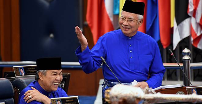 YANG TERBAIK: Najib ketika membentangkan Bajet 2018 di Parlimen, semalam. Turut sama Timbalan Perdana Menteri Datuk Seri Dr Ahmad Zahid Hamidi (kiri). — Gambar Bernama