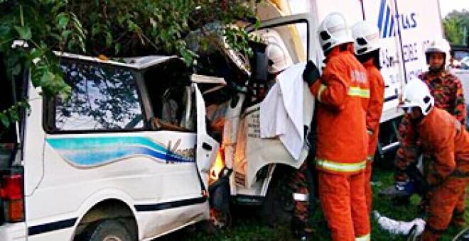 Keadaan van dan lori dalam pertembungan pagi tadi. - Foto BERNAMA