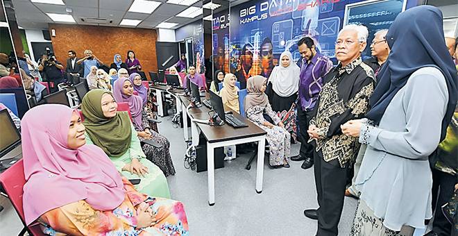 TINJAU: Idris (dua kanan) melawat bilik Big Data Lab selepas merasmikan Bangunan Baharu Universiti Teknologi Mara (UiTM) Cawangan Kelantan Kampus Kota Bharu dan Pelancaran Big Data Lab Seluruh Sistem UiTM di Lembah Sireh, Kota Bahru semalam. — Gambar Bernama