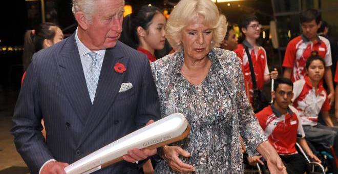 Gambar fail: Putera Charles dan isteri, Camilla Parker Bowles ketika melawat Singapura pada 30 Oktober. - Gambar AFP