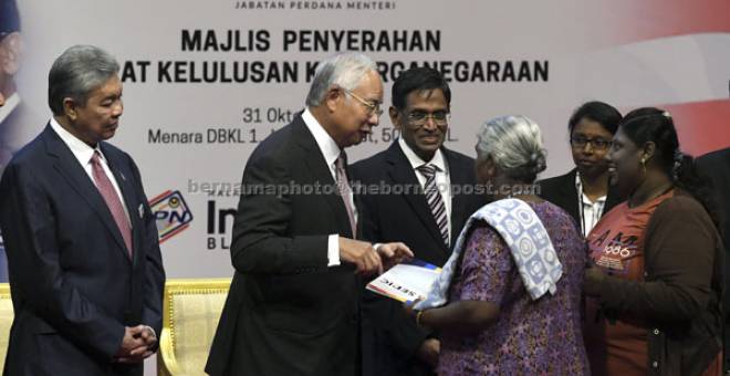 SURAT KEWARGANEGARAAN: Najib (dua kiri) menyerahkan Surat Kelulusan Kewarganegaraan kepada salah seorang daripada 30 masyarakat India yang memohon di Wisma Dewan Bandaraya Kuala Lumpur semalam. — Gambar Bernama