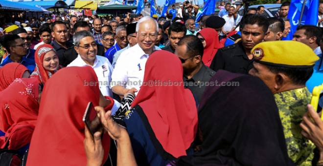 MESRA: Najib beramah mesra dengan penduduk kampung ketika pertemuan bersama nelayan, pesawah dan petani di Pasar Nelayan Kampung Seberang Kota di Alor Setar semalam. — Gambar Bernama