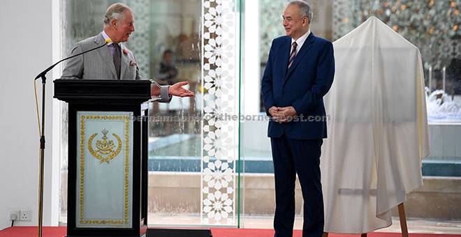 LAWATAN RASMI: Sultan Nazrin (kanan) bersama Prince of Wales Putera Charles pada lawatan di Muzium Kesenian Islam Malaysia dekat Kuala Lumpur, semalam. — Gambar Bernama