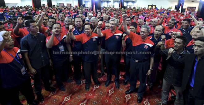 LAUNGAN UMNO: Zahid (tengah) bergambar bersama para anggota UMNO dan melaungkan  ‘Hidup UMNO’ selepas berucap pada Konvensyen Media Sosial UMNO Peringkat Kebangsaan di Pusat Dagangan Dunia Putra (PWTC), Kuala Lumpur, semalam. — Gambar Bernama