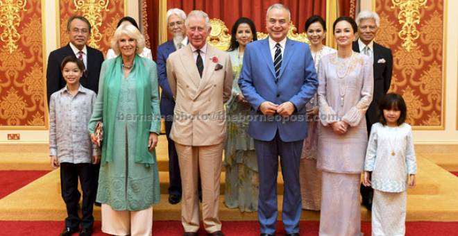 UNTUK ALBUM: Sultan Nazrin dan Tuanku Zara bersama Putera Charles dan Camilla ketika bergambar bersama kerabat diraja Perak di Istana Iskandariah dekat Kuala Kangsar, semalam. — Gambar Bernama